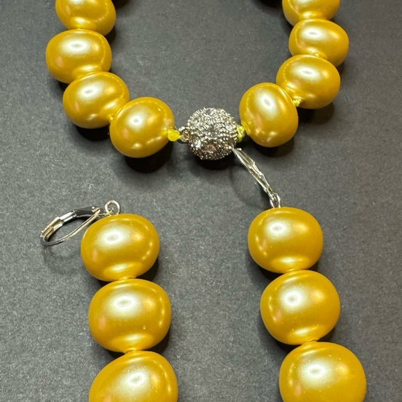 Golden Shell Pearl and Australian Crystal Bracelet and Earring Set - Picture 4 of 6